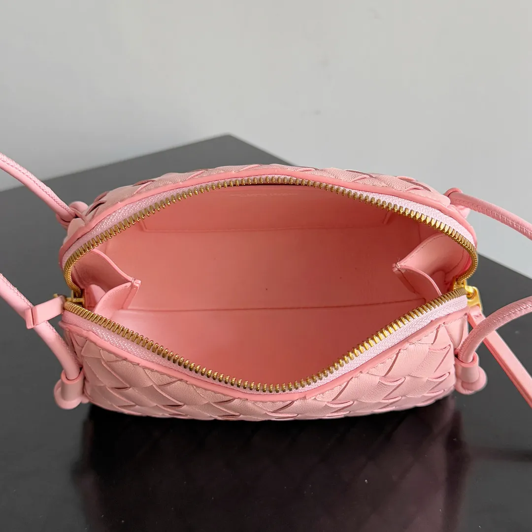 Batch 1260 BV new mini bag ceiling Bottegaveneta new Concert Pouch bag is small and has a large capacity. It can hold a Pro max mobile phone. The shoulder strap is adjustable for cross-body carry. It is very cost-effective when carried on one shoulder. The latest small bag in autumn has a lot of capacity. It can hold 4 short clips. I also tried it and it can hold one of my fists. It is cute, the capacity is touching and the length of the shoulder strap is adjustable for daily commuting. Full score 10 #bv woven bag Style number: 794258 Size: 18.5*11.5*8.5cm